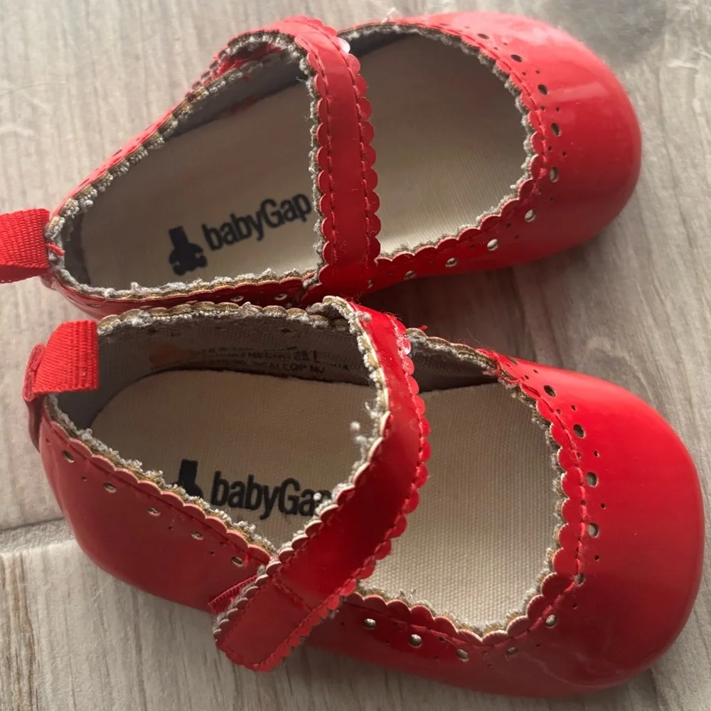 Red Kids Mary Jane Shoes 6-12 months in great condition